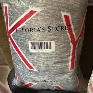 Pink Victoria’s Secret University of Wisconsin Sherpa blanket new